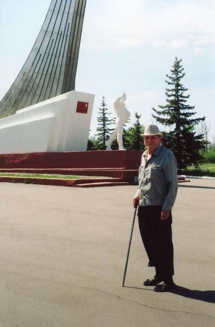 Валерий Павлович Журавлев на месте приземления Ю.А. Гагарина, фото май 2013 г.